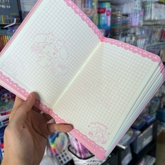 Imagen de LIBRETAS MUNDO SANRIO MY MELODY Y KUROMI PASTA DURA ACOLCHONADA HOJAS CUADROS DECORADAS SEPARADOR MUNDO SANRIO LIBRETAS