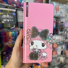 PLANNERS SEMANALES MUNDO SANRIO PASTA DURA MY MELODY SEPARADOR INCLUIDO KUROMI DETALLES HOLOGRÁFICOS EN PORTADA PLANNERS MUNDO SANRIO