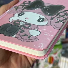 PLANNERS SEMANALES MUNDO SANRIO PASTA DURA MY MELODY SEPARADOR INCLUIDO KUROMI DETALLES HOLOGRÁFICOS EN PORTADA PLANNERS MUNDO SANRIO - Maco Creativos