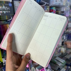 PLANNERS SEMANALES MUNDO SANRIO PASTA DURA MY MELODY SEPARADOR INCLUIDO KUROMI DETALLES HOLOGRÁFICOS EN PORTADA PLANNERS MUNDO SANRIO - tienda en línea