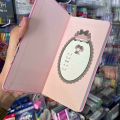 Imagen de PLANNERS SEMANALES MUNDO SANRIO PASTA DURA MY MELODY SEPARADOR INCLUIDO KUROMI DETALLES HOLOGRÁFICOS EN PORTADA PLANNERS MUNDO SANRIO