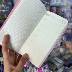 PLANNERS SEMANALES MUNDO SANRIO PASTA DURA MY MELODY SEPARADOR INCLUIDO KUROMI DETALLES HOLOGRÁFICOS EN PORTADA PLANNERS MUNDO SANRIO - comprar en línea