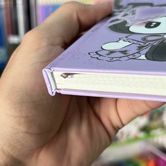 PLANNERS SEMANALES MUNDO SANRIO PASTA DURA MY MELODY SEPARADOR INCLUIDO KUROMI DETALLES HOLOGRÁFICOS EN PORTADA PLANNERS MUNDO SANRIO - Maco Creativos