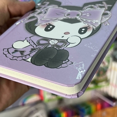 PLANNERS SEMANALES MUNDO SANRIO PASTA DURA MY MELODY SEPARADOR INCLUIDO KUROMI DETALLES HOLOGRÁFICOS EN PORTADA PLANNERS MUNDO SANRIO