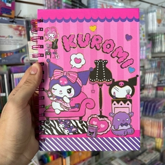 LIBRETAS MUNDO SANRIO KUROMI ARILLOS METÁLICOS PASTA DURA DETALLES DORADOS HOJAS DE CUADROS PEQUEÑOS 4 MODELOS DISP MUNDO SANRIO LIBRETAS