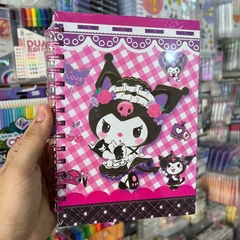 LIBRETAS MUNDO SANRIO KUROMI ARILLOS METÁLICOS PASTA DURA DETALLES DORADOS HOJAS DE CUADROS PEQUEÑOS 4 MODELOS DISP MUNDO SANRIO LIBRETAS - Maco Creativos