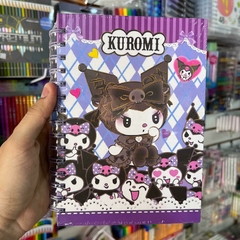 Imagen de LIBRETAS MUNDO SANRIO KUROMI ARILLOS METÁLICOS PASTA DURA DETALLES DORADOS HOJAS DE CUADROS PEQUEÑOS 4 MODELOS DISP MUNDO SANRIO LIBRETAS