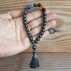 Japamala Pulseira 27 Contas em Hematita e 7 Chakras Pedra Natural 8mm com Tassel Cinza