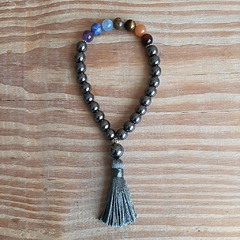 Japamala Pulseira 27 Contas em Hematita e 7 Chakras Pedra Natural 8mm com Tassel Cinza - comprar online