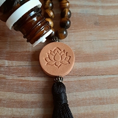 Japamala Colar 108 Contas Pedra Natural Olho de Tigre 8mm com Cerâmica Difusor Lótus Terracota - ArtbyDarleneMaldonado - arte, cerâmica autoral e boas inspirações... Peças exclusivas.