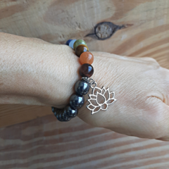 Pulseira Hematita com 7 Chakras em Pedra Natural 8mm e Pingente Lótus - ArtbyDarleneMaldonado - arte, cerâmica autoral e boas inspirações... Peças exclusivas.