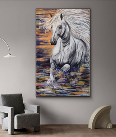 Pintura de um cavalo branco correndo na água, com um fundo de cores vibrantes e uma atmosfera dinâmica.