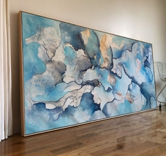 Pintura abstrata em tons de azul, com texturas e formas fluidas, emoldurada, medindo 200x100cm.