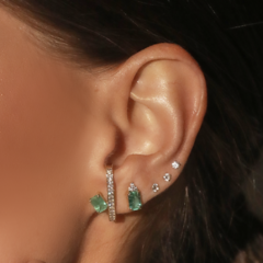 Brinco Ear Hook Anna Ouro, Diamantes e Esmeraldas - comprar online
