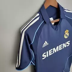 Camisa Retrô Real Madrid Away 2005/06 - Affluence Sports | Loja Online de Chuteiras.