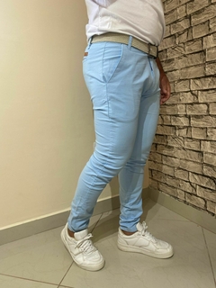 CALÇA SARJA ALFAIATARIA CHINO SUPER SKINNY AZUL BEBÊ na internet