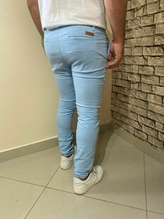 CALÇA SARJA ALFAIATARIA CHINO SUPER SKINNY AZUL BEBÊ - loja online