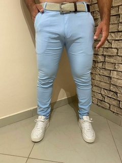 CALÇA SARJA ALFAIATARIA CHINO SUPER SKINNY AZUL BEBÊ