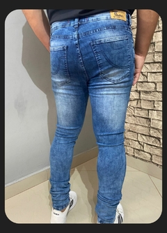 CALÇA JEANS SUPER SKINNY MANCHADA CLARA (REF - 7024) - Insane Modas