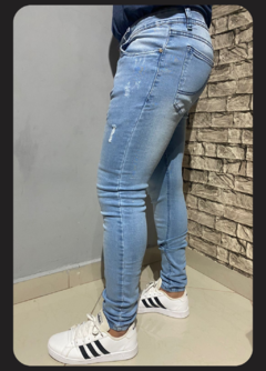 Calça Jeans Super Skinny Clara com Detalhes na internet