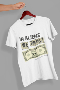 Imagem do In aliens we trust - Quality T-Shirt unissex Aliencorp