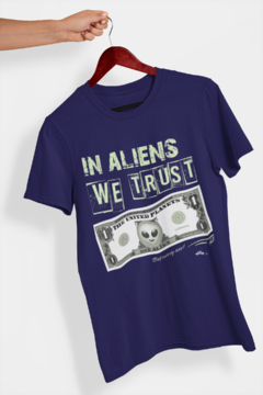 In aliens we trust - Quality T-Shirt unissex Aliencorp na internet