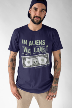 In aliens we trust - Quality T-Shirt unissex Aliencorp - Aliencorp Camisetas Ufológicas. Estampas de outro mundo exclusivas.