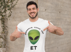 Observe como um ET - Quality T-Shirt unissex Aliencorp na internet