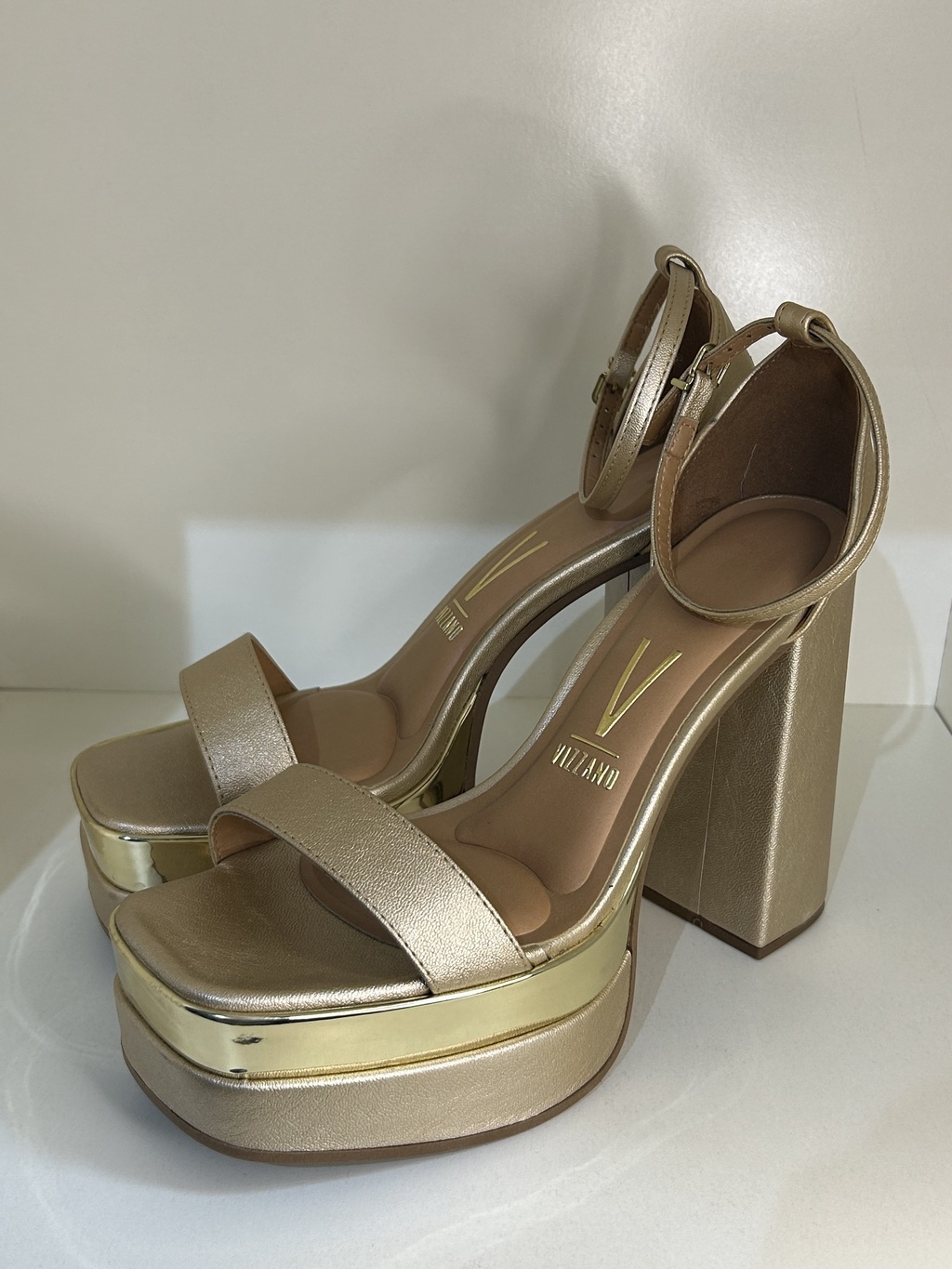 SANDALIA VIZZANO 5103 METALIZADO DORADO M NACO SHOES