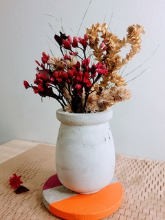 Vasinho Poesia com arranjo de flor + Base em cor - comprar online