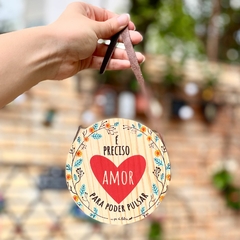 Placa Redonda Pinus E Preciso Amor - comprar online