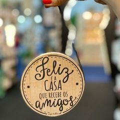 Placa Redonda Pinus Feliz Casa Amigos - comprar online