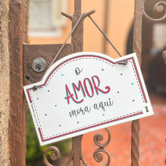 Placa Amor Mora Aqui - comprar online