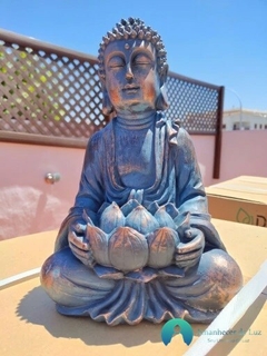 Escultura em Resina Buda Luz Solar Jardinagem Flor de Lotus - Amanhecer de Luz - Seu Universo de Luz Loja Online de Artigos Religiosos