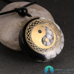 Colar Orgonite Yin Yang de Resina com Pedras Ametista Branca e Obsidiana