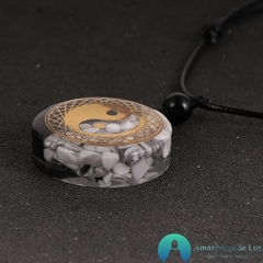 Colar Orgonite Yin Yang de Resina com Pedras Ametista Branca e Obsidiana - Amanhecer de Luz - Seu Universo de Luz Loja Online de Artigos Religiosos