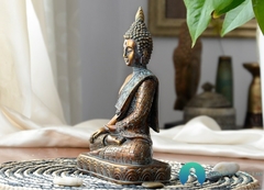 Escultura Buda Tibetano Em Resina Dourado - Amanhecer de Luz - Seu Universo de Luz Loja Online de Artigos Religiosos