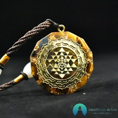 Colar Orgonite Pedra Natural Olho de Tigre Sri Yantra Pingente Geometria Sagrada