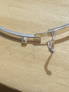 Bracelete rígido com ponteira de pedra natural - loja online