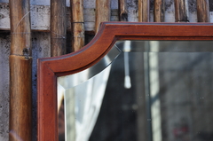 Espejo biselado, marco cedro lustrado. Cód. 55068 - comprar online
