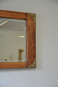 Espejo biselado, marco de roble con bronces originales. Cód 55067 - comprar online