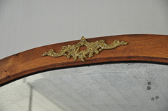 Espejo biselado, marco de roble con bronces originales. Cód 55067 en internet