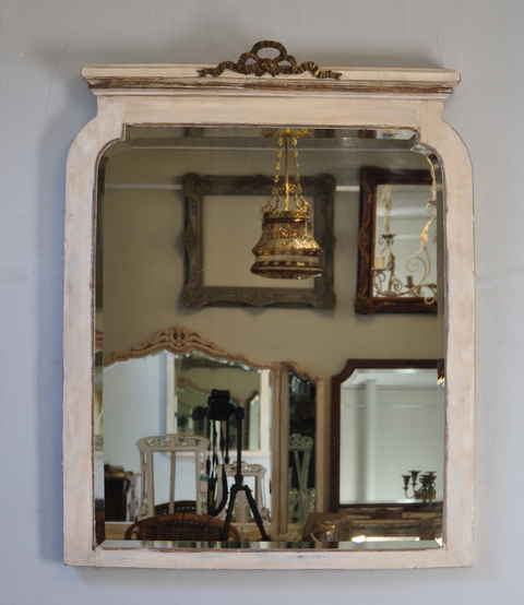 Espejo biselado, marco de cedro patinado con aplique moño de broce. Cód 55059
