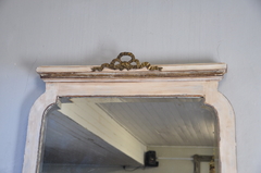 Espejo biselado, marco de cedro patinado con aplique moño de broce. Cód 55059 - comprar online