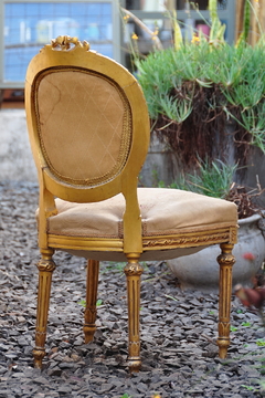 Par de sillas sala, Luis XVI doradas. Cód.24046 en internet
