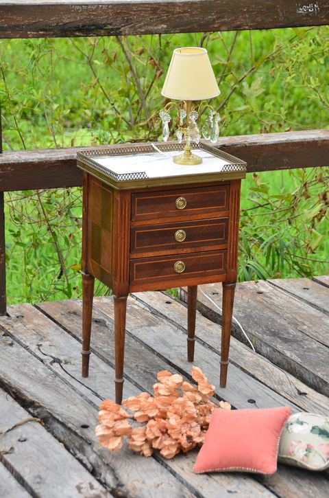 Mesa accesoria inglesa con tres cajones y tapa de mármol y bronce. Cód. 16019