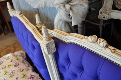 Par de camas Luis XVI patinadas, con capitoné. Cód. 43029 - comprar online