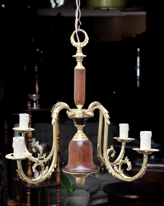Araña Inglesa de bronce y madera, 4 luces. Cód. 61059 - Estilos Muebles