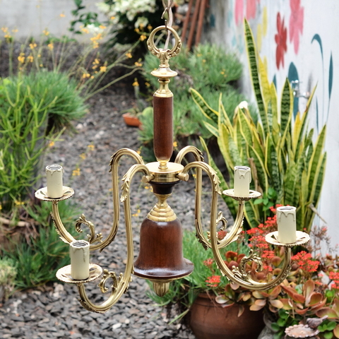 Araña Inglesa de bronce y madera, 4 luces. Cód. 61059