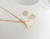 CONJUNTO COLAR E BRINCO INSPIRAÇÃO VAN CLEEF BRANCO, BANHADO A OURO